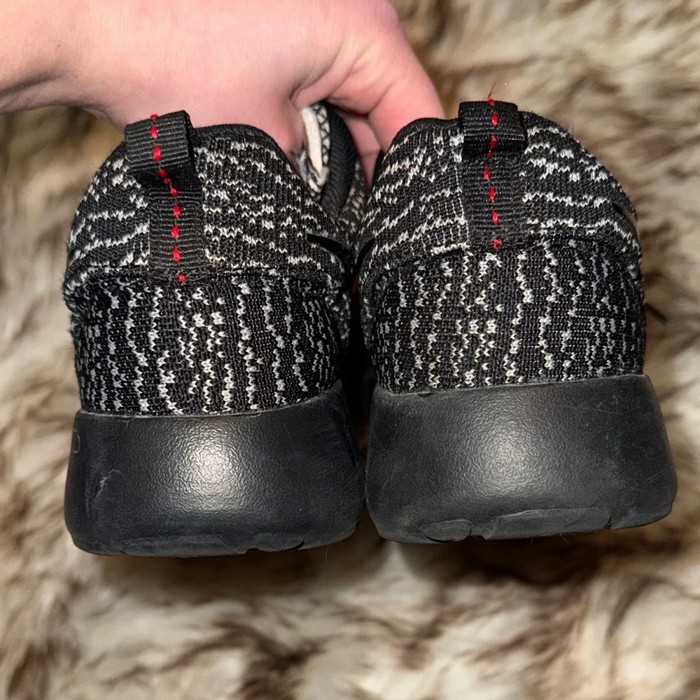 Nike Black and Gray Patterned Sneakers